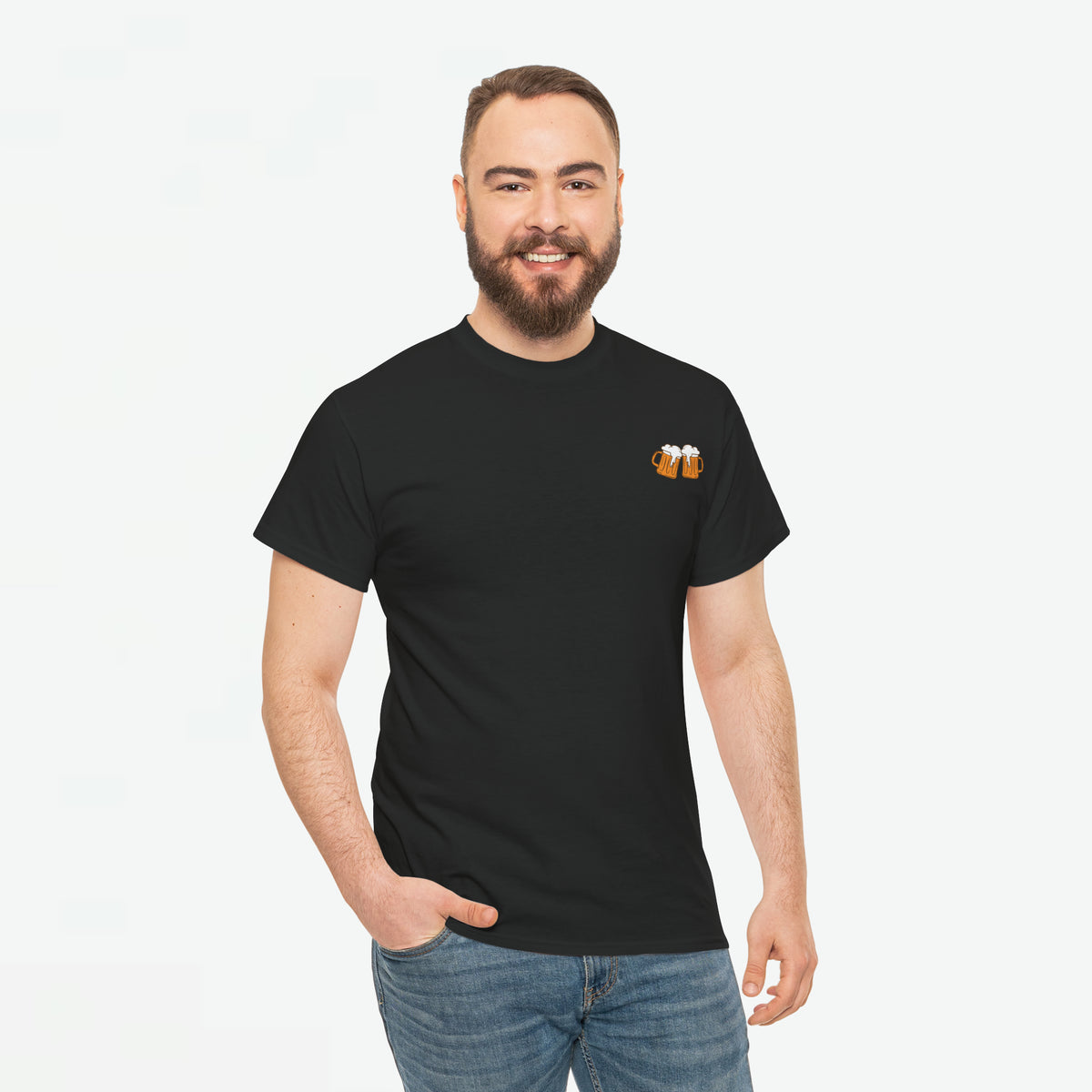 Zwart heren T-shirt gedragen door model, met klein oranje biersymbool op de borst