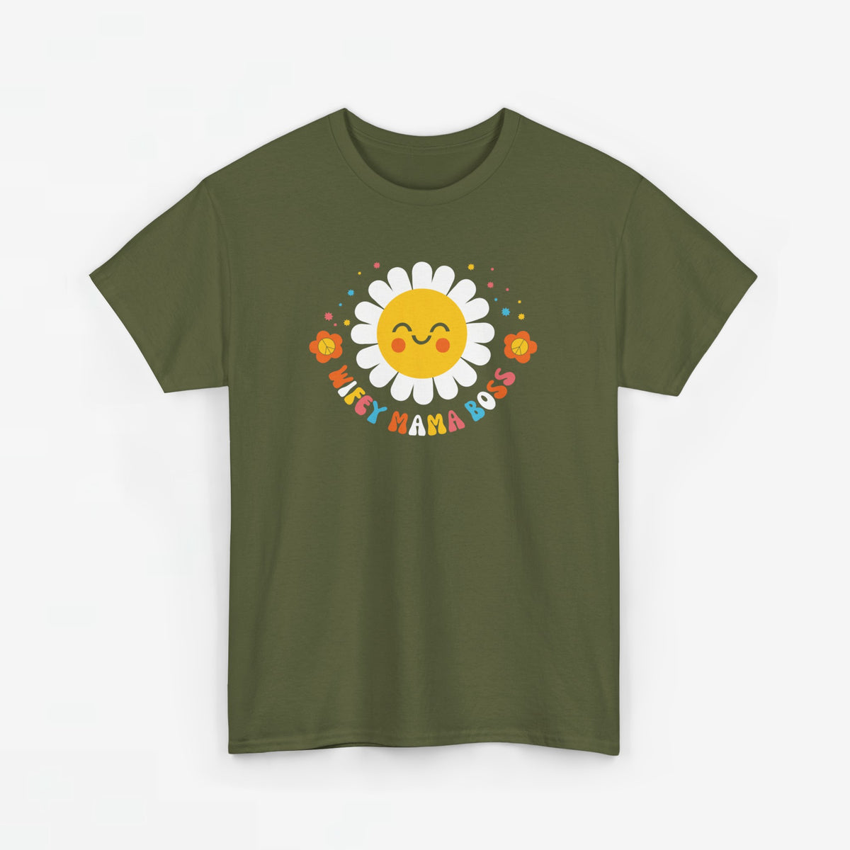 Legergroene oversized t-shirt met zon- en bloemenprint en tekst rond de afbeelding