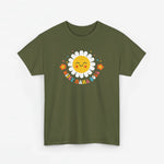 Legergroene oversized t-shirt met zon- en bloemenprint en tekst rond de afbeelding