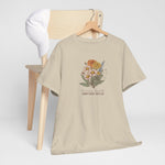 Beige T-shirt met bloemenboeketprint op de borst, hangend aan houten hanger