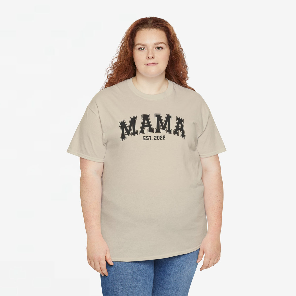 Beige T-shirt met “MAMA” en “EST. 2022” op de borst, gedragen
