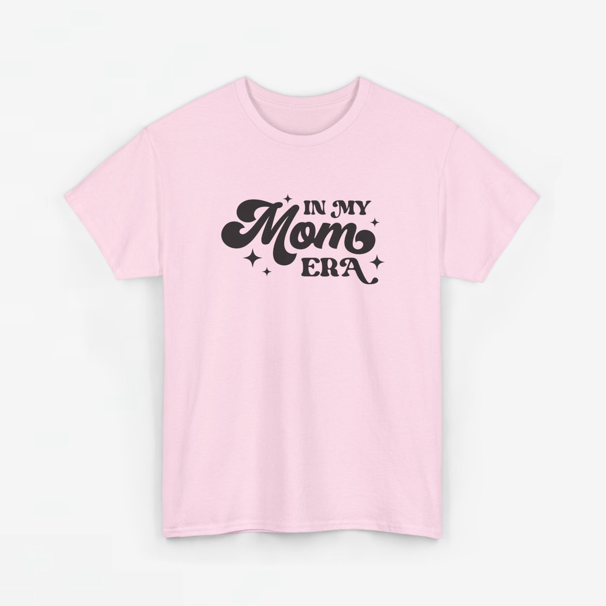 Roze T-shirt met ronde hals en borstprint “In my Mom Era”.