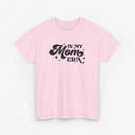 Roze T-shirt met ronde hals en borstprint “In my Mom Era”.