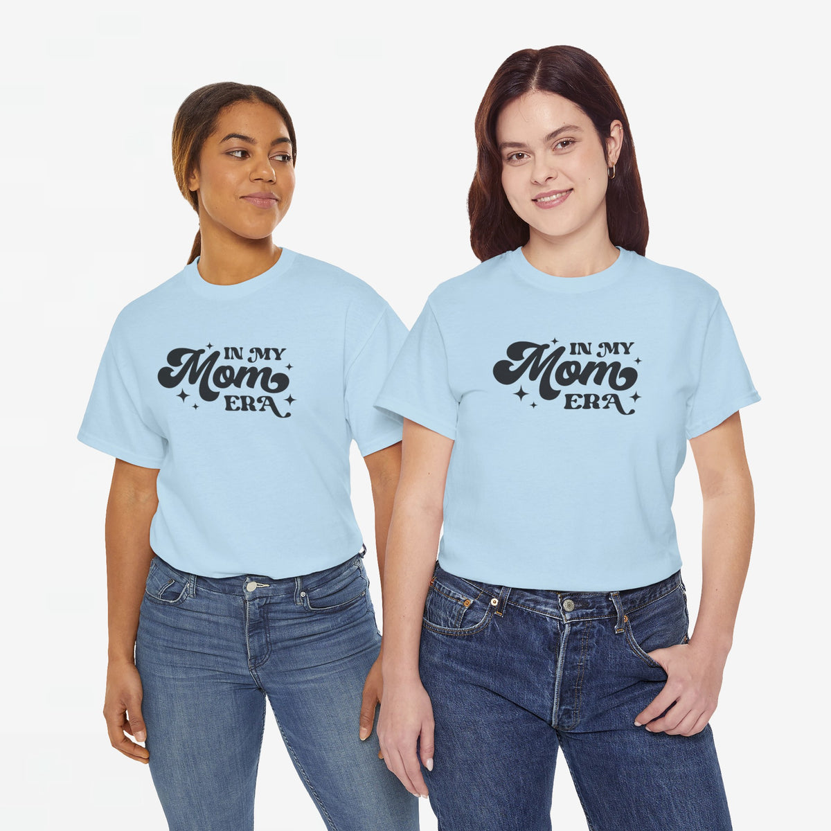 Lichtblauw oversized T-shirt met borstprint “In my Mom Era”, gedragen door twee modellen.