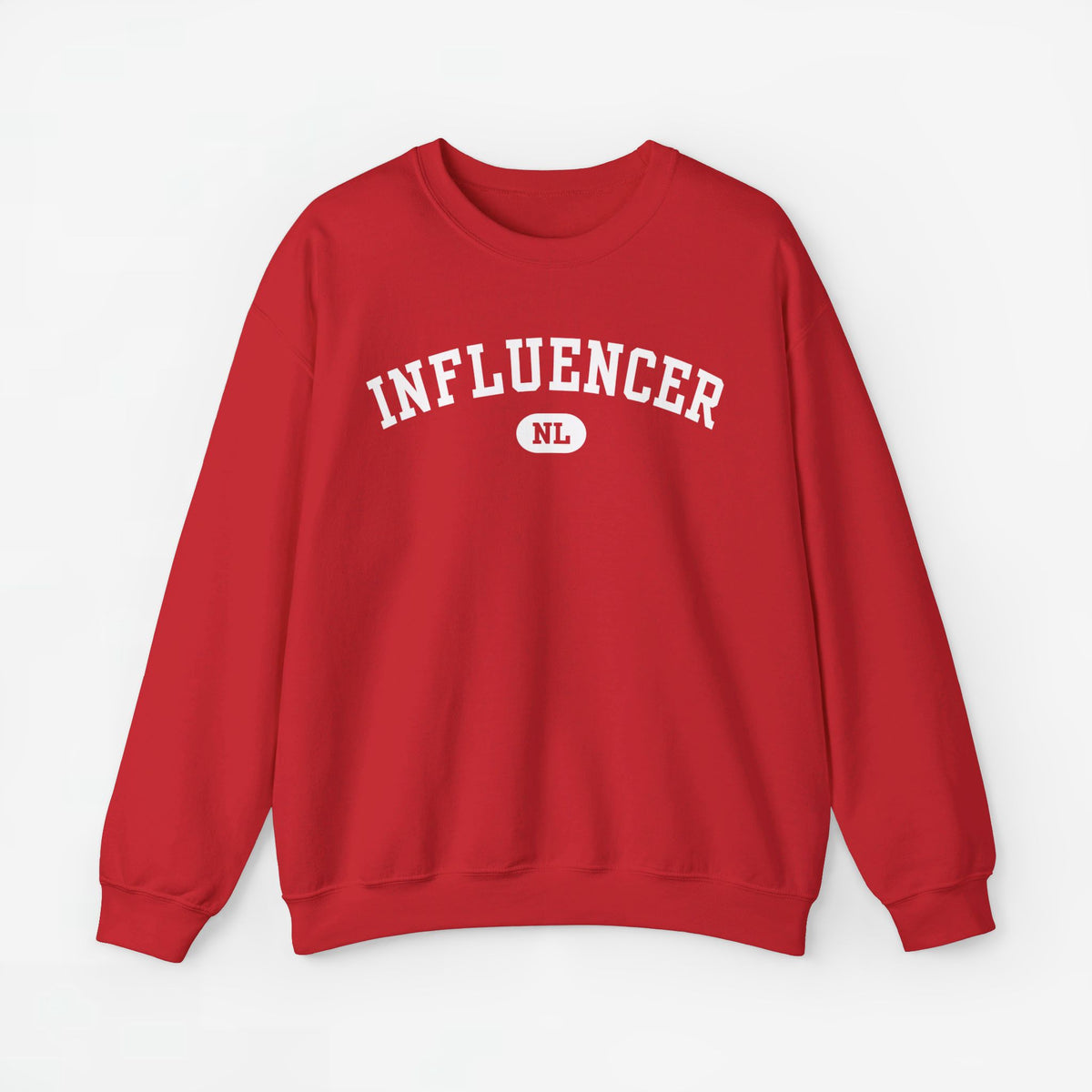 Rode sweater met ronde hals en 'INFLUENCER' borstprint met klein 'NL'.