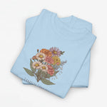 Lichtblauw T-shirt met bloemenboeketprint en tekst "FAMILIE JANSEN" op de borst