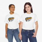 Twee witte T-shirts met “Super Mama” opdruk in geel en zwart, model op jeans