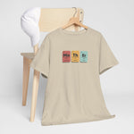 Zandkleurige T-shirt met ronde hals en borstprint, hangend aan houten hanger