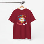 Bordeauxrode t-shirt aan houten hanger met borstprint “Overstimulated Moms Club” en bloemenleeuw-logo