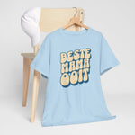 Lichtblauwe T-shirt met 'Beste Mama Ooit' tekstprint, hangend op houten kleerhanger
