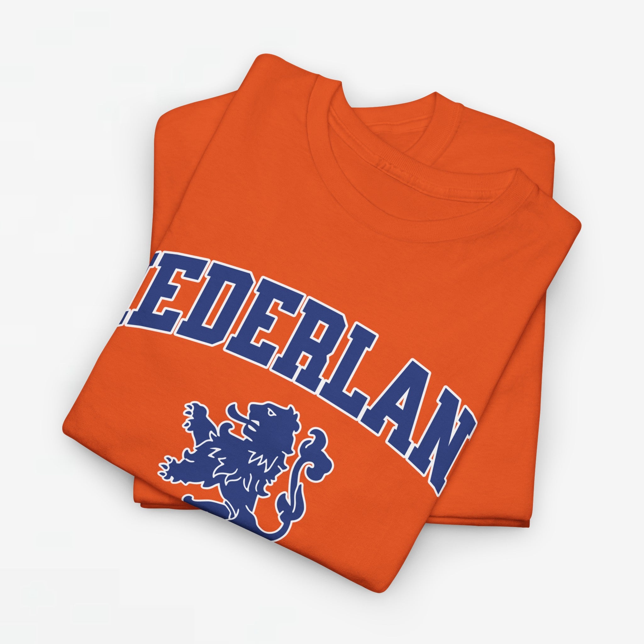 Oranje T-shirt voor EK, WK en Koningsdag - Personaliseer met Naam & Rugnummer - NEDERLAND met Leeuw (blauwe tekst)