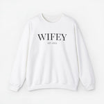 Witte sweater met opdruk “WIFEY” en “EST. 2022” op de borst