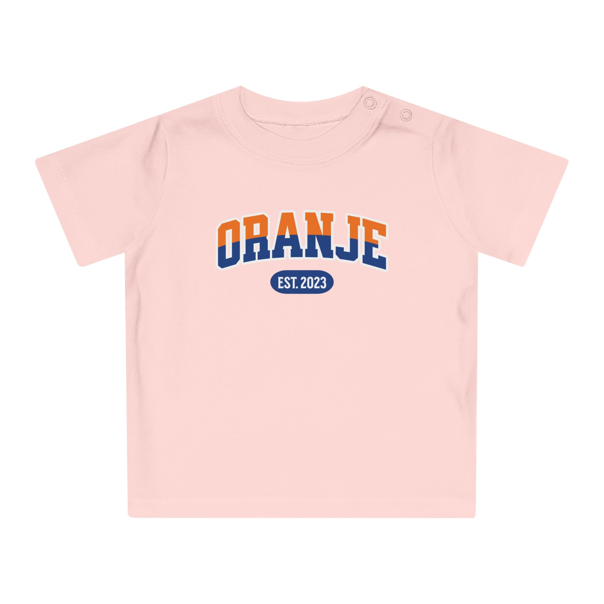 Baby T-shirt voor EK, WK en Koningsdag - Personaliseer met EST Jaar  - ORANJE - oranje en blauwe tekst (Voorkant)