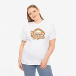 Oversized witte t-shirt met Groovy Mama regenboogprint op de borst, door model gedragen
