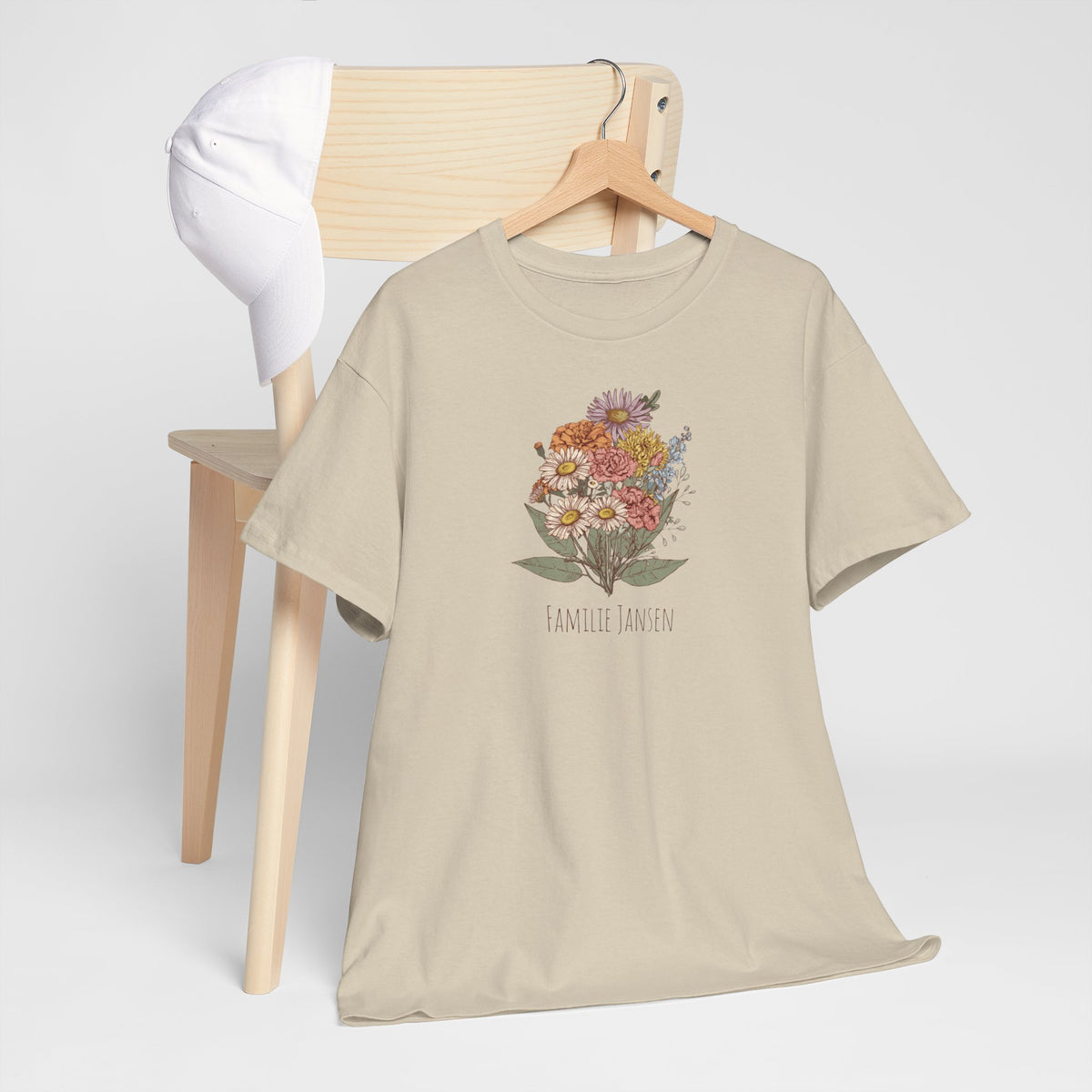 Beige T-shirt met bloemenprint en tekst "FAMILIE JANSEN" op de borst