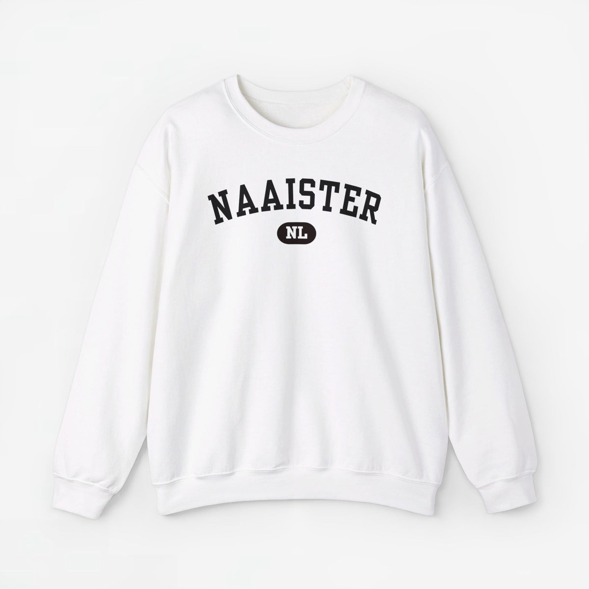 Witte sweater met ronde hals, lange mouwen en NAaister NL-tekstprint op de borst