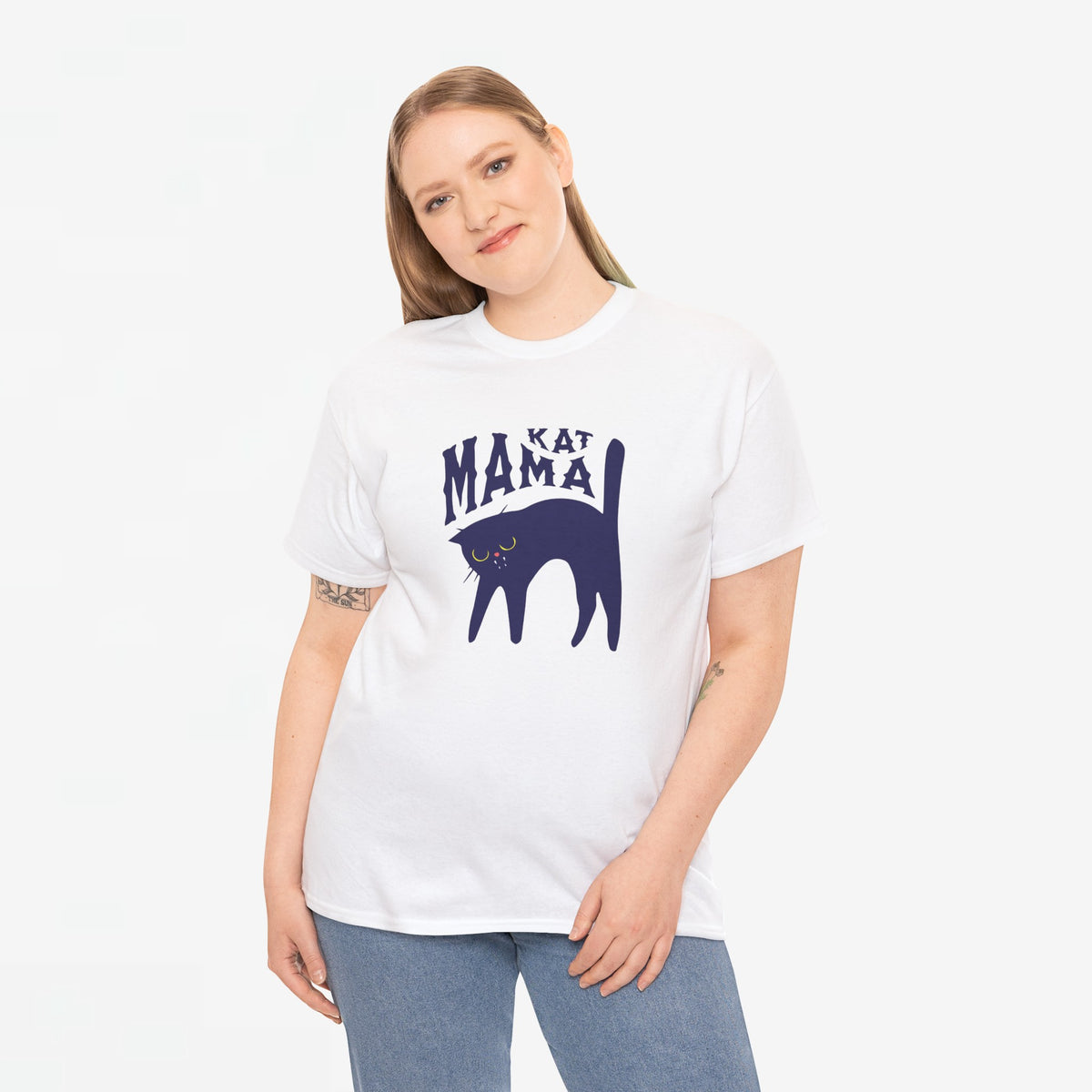 Draagfoto: witte T-shirt met donkerblauwe kattenprint en tekst "KAT MAMA"