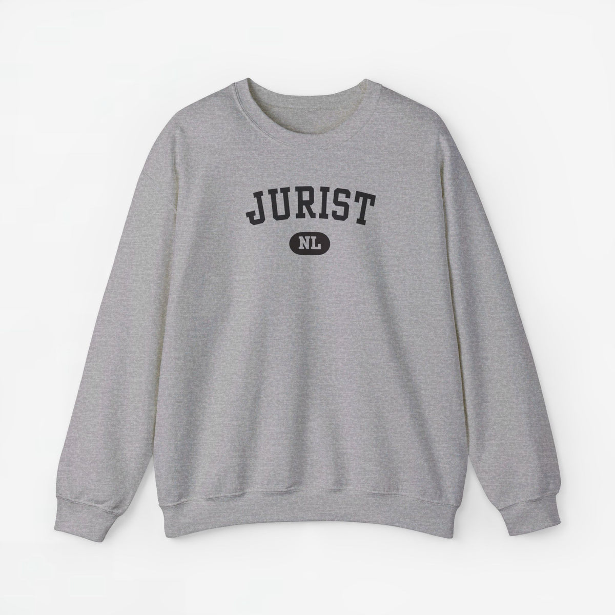 Lichtgrijze sweater met borstprint “JURIST” en “NL” in ronde badge