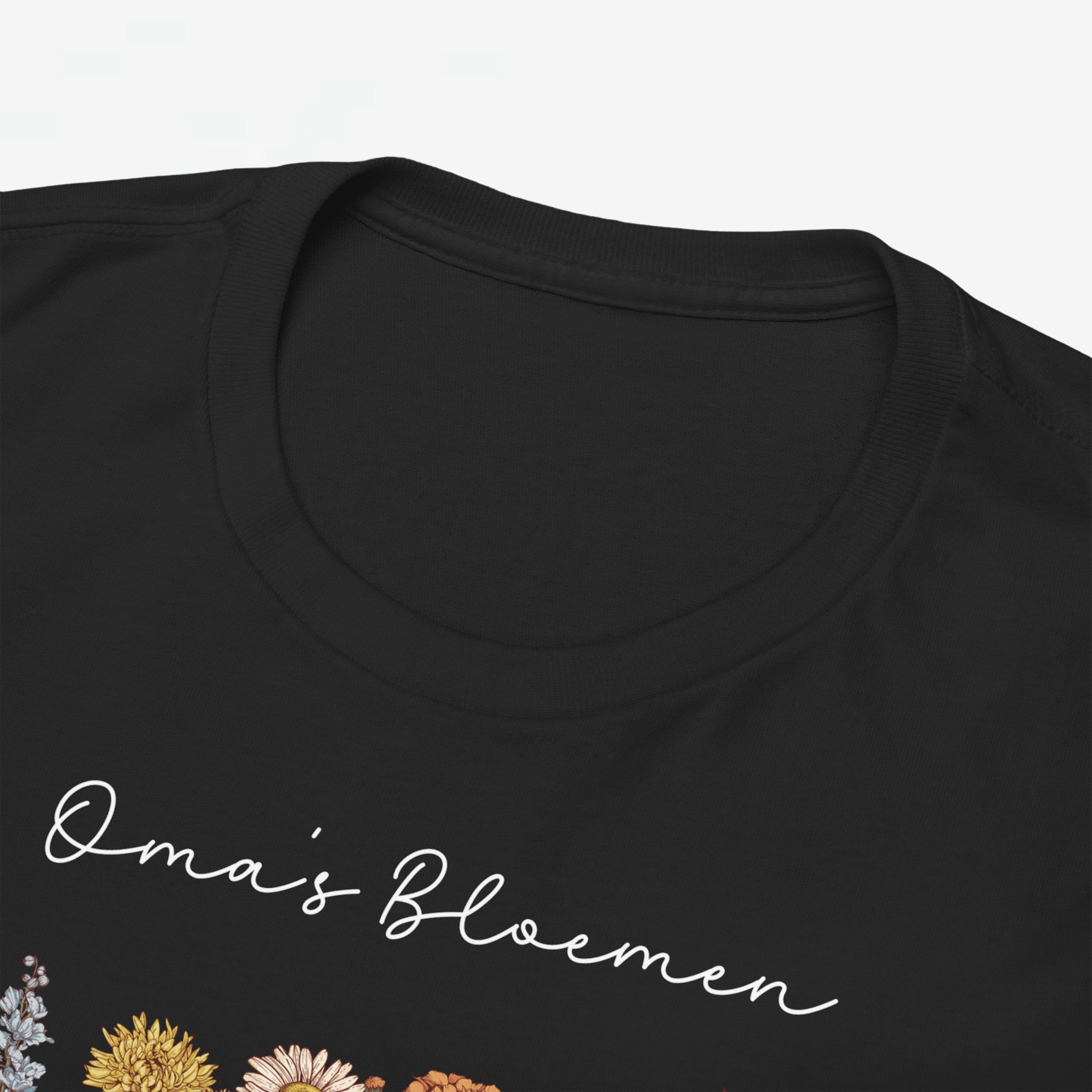 Gepersonaliseerde Moederdag Mama Cadeau - T-shirt - Oma's Bloemen met namen en geboortemaand bloemen (witte tekst)