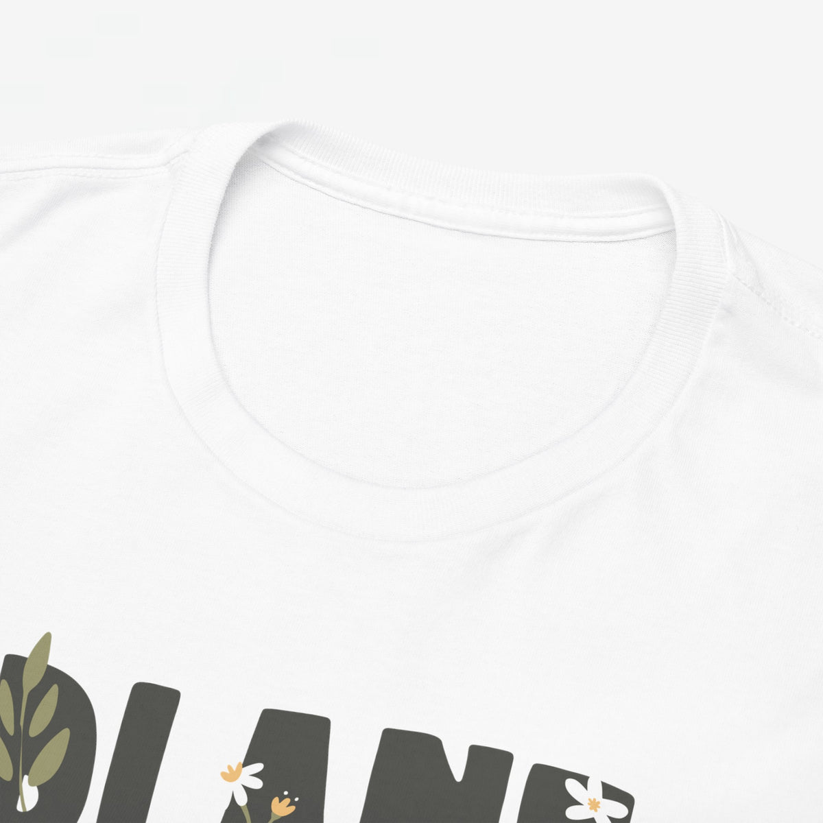 Details van wit T-shirt halsboord en aanzet mouw