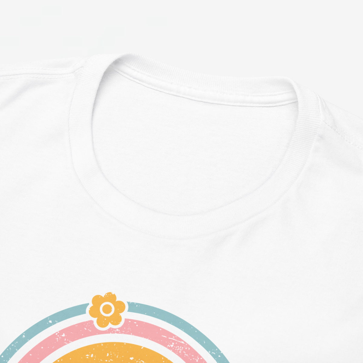 Witte T-shirt halsboord met zichtbare rand van regenboogprint