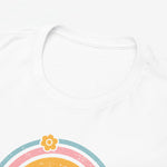 Witte T-shirt halsboord met zichtbare rand van regenboogprint
