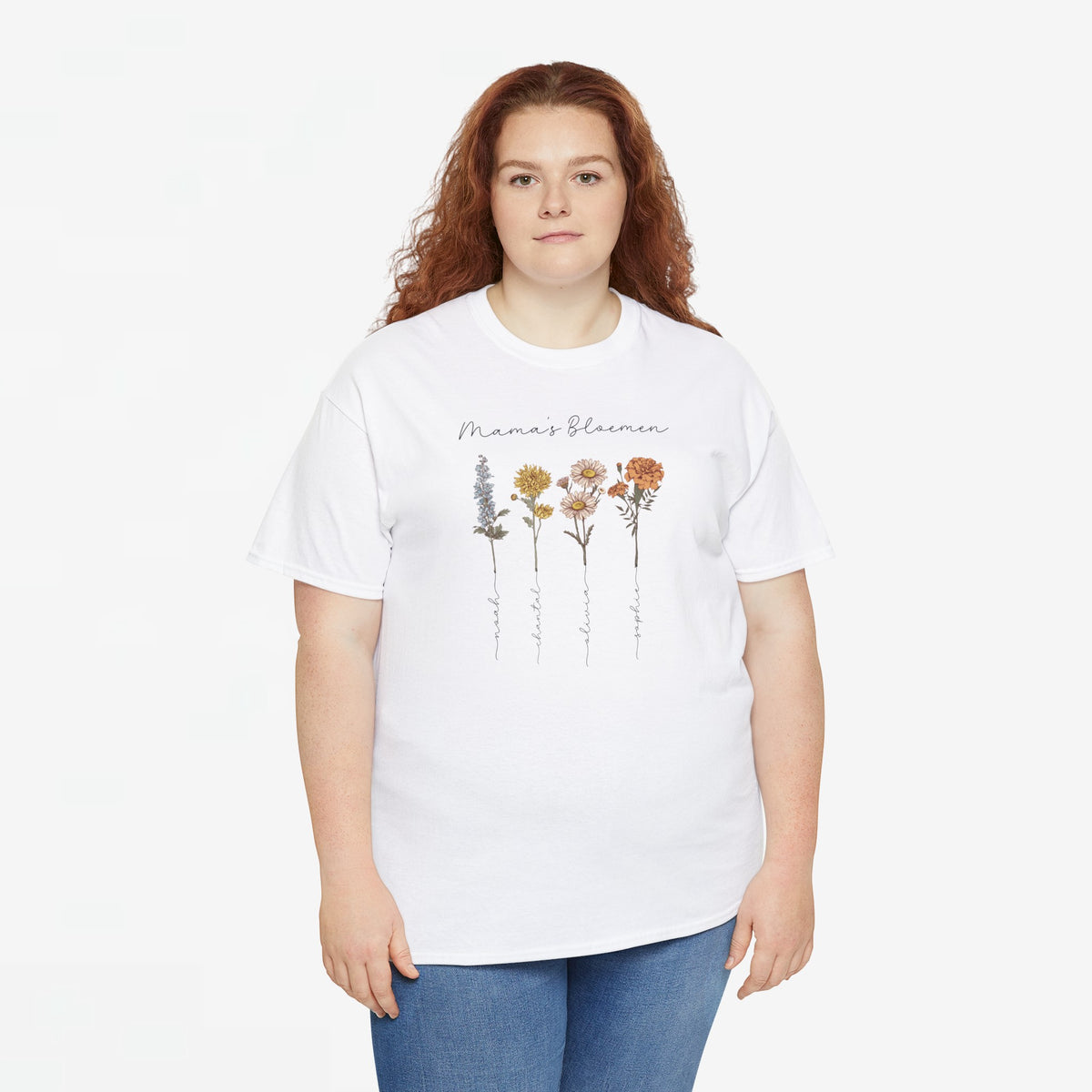 Wit T-shirt gedragen met bloemenprint en opschrift “Mama's Bloemen”.