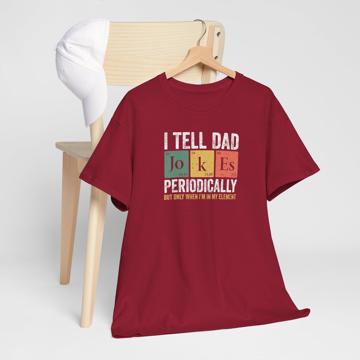 Bordeauxrood T-shirt met opdruk I TELL DAD JOKES PERIODICALLY, op houten hanger