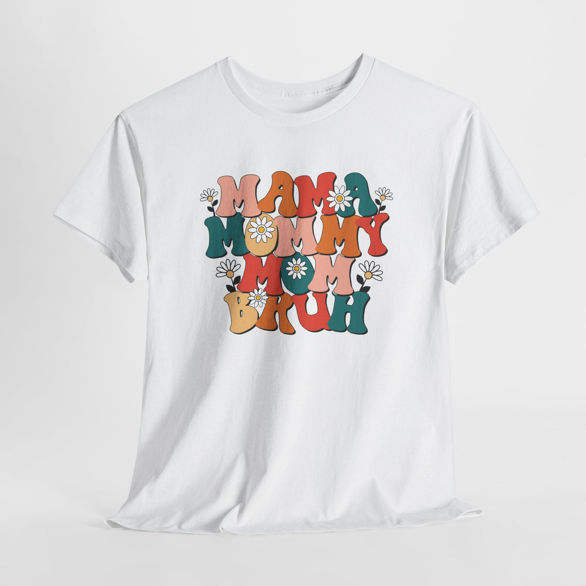 Wit oversized T-shirt met ronde hals en kleurrijke “MAMA MOMMY MOM BRUH” graphic op borst.