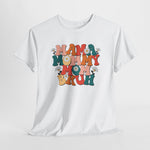 Wit oversized T-shirt met ronde hals en kleurrijke “MAMA MOMMY MOM BRUH” graphic op borst.
