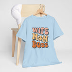 Lichtblauw T-shirt aan houten hanger met opdruk 'WIFE MOM BOSS'