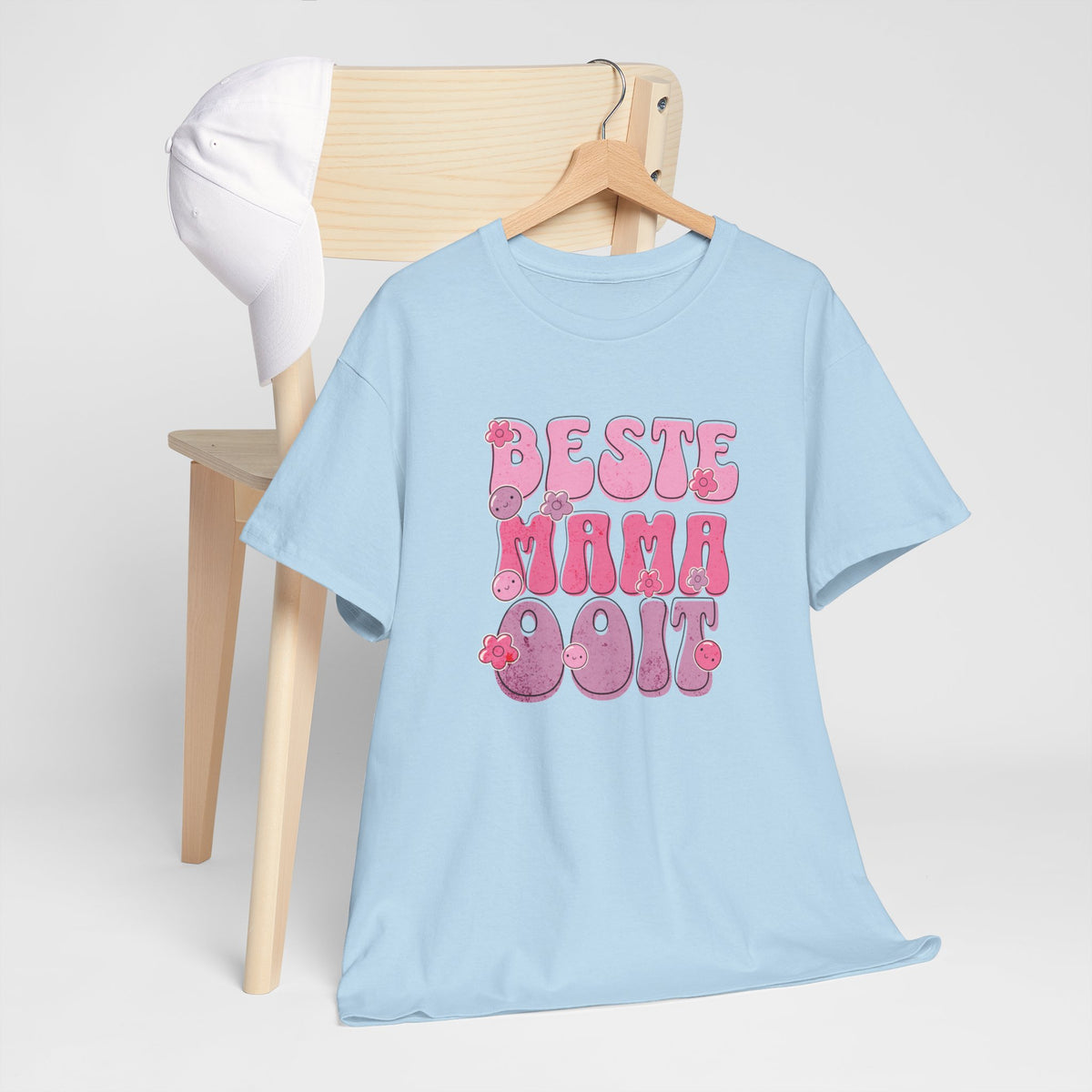 Lichtblauw T-shirt met ronde hals en roze opdruk "BESTE MAMA Ooit" op een hanger