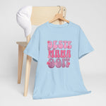 Lichtblauw T-shirt met ronde hals en roze opdruk "BESTE MAMA Ooit" op een hanger