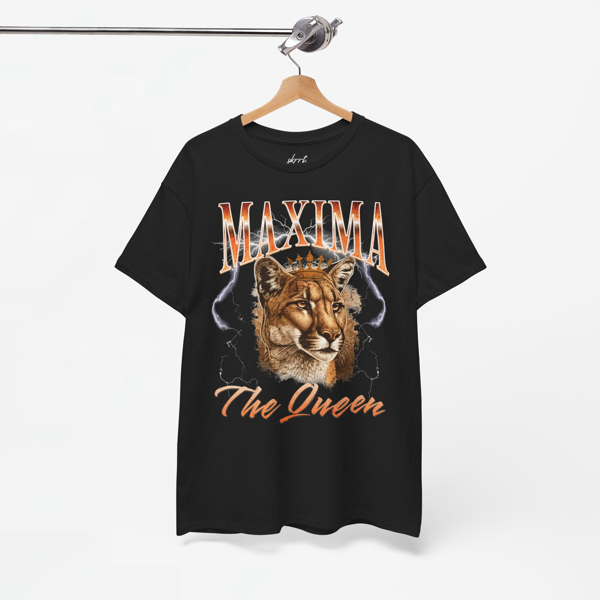 Zwart oversized T-shirt aan hangertje met leeuwenkoningin-print en “The Queen”