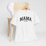Witte T-shirt op houten hanger met “MAMA” en “EST. 2022” op de borst