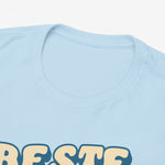 Lichtblauwe T-shirt halsboord, close-up met deel van 'Beste Mama Ooit' print