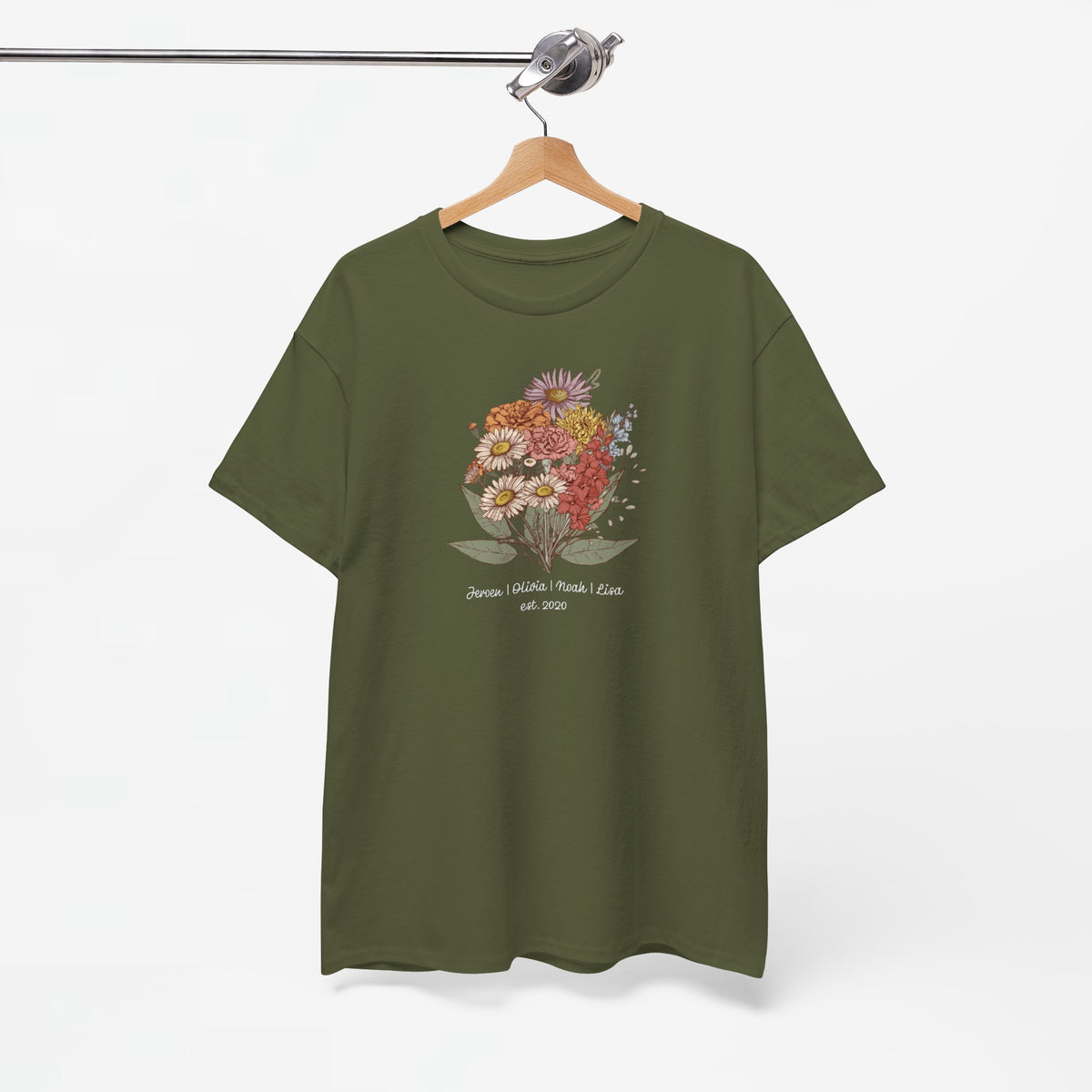 Olijfgroene T-shirt met bloemenboeketprint en kleine tekst op de borst