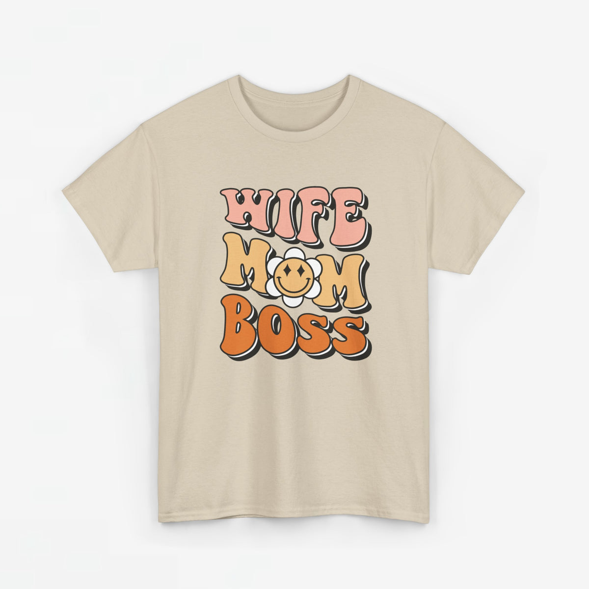 Zandkleurig T-shirt met ronde hals en bedrukking “WIFE MOM BOSS”.