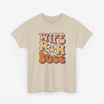 Zandkleurig T-shirt met ronde hals en bedrukking “WIFE MOM BOSS”.
