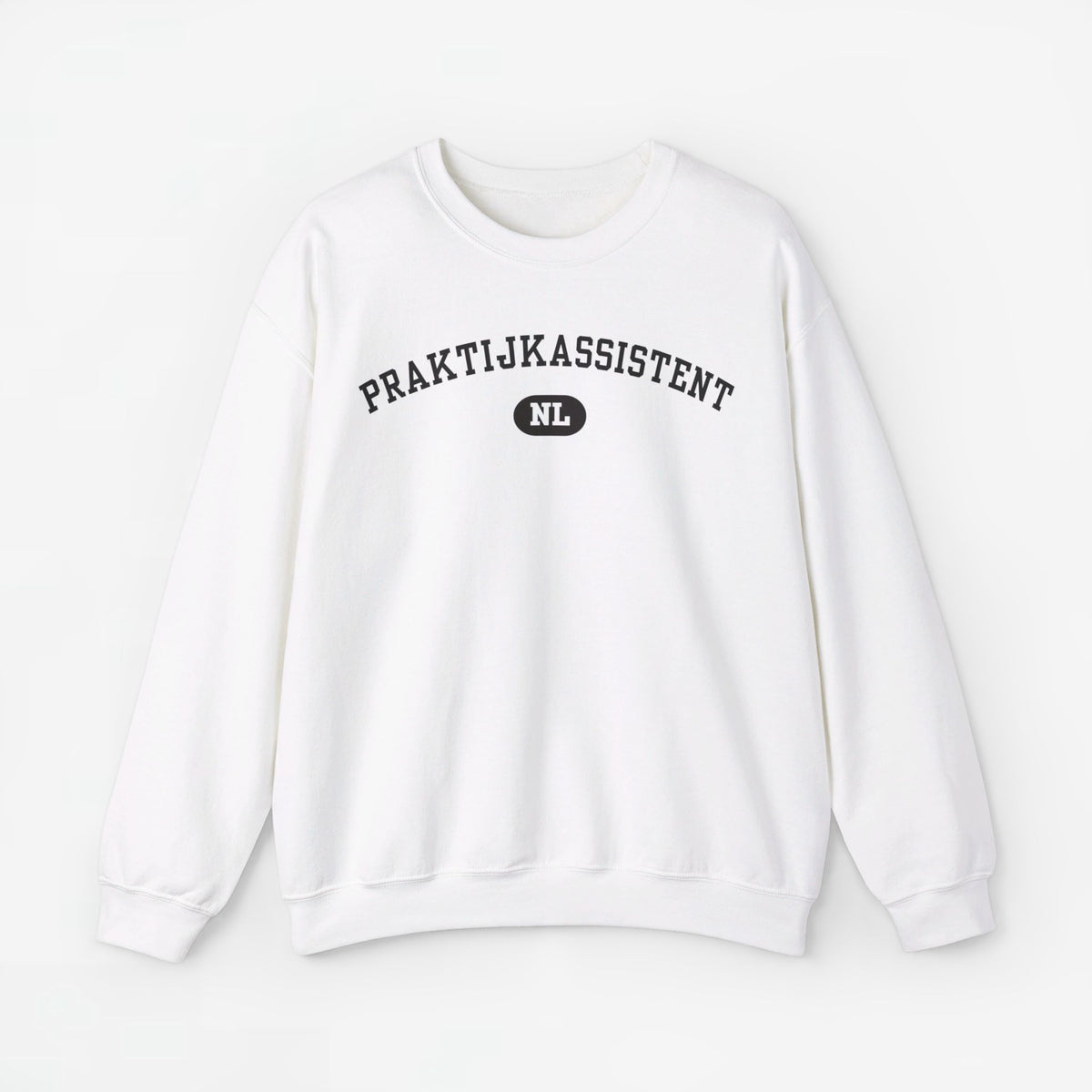Witte sweater met ronde hals en borstprint "Praktijkassistent" met NL-badge