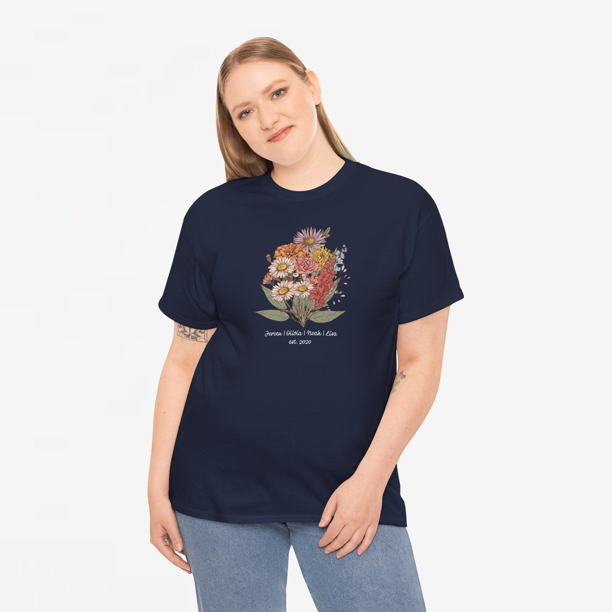 Donkerblauwe t-shirt met bloemenboeketprint en kleine gepersonaliseerde tekst