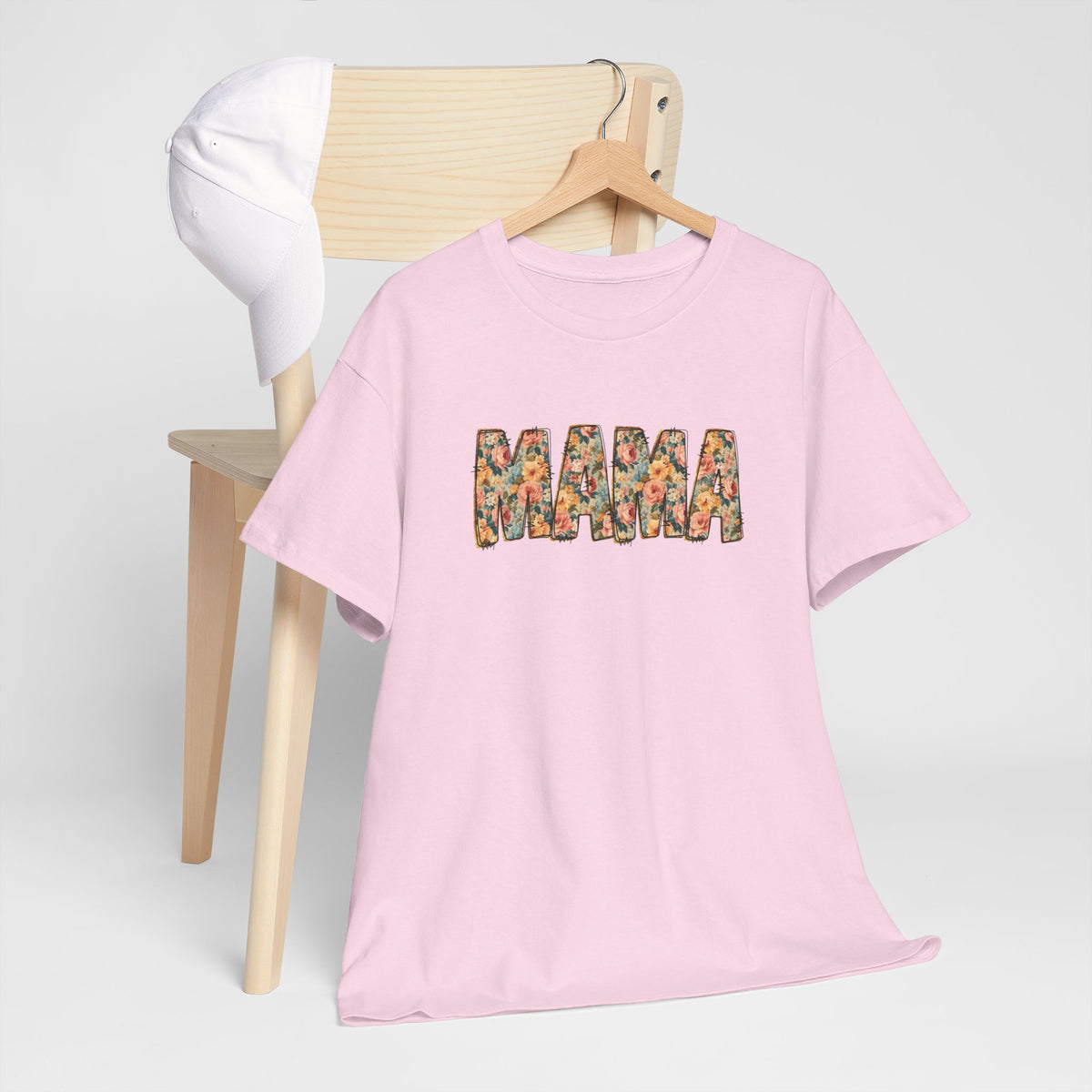Roze oversized t-shirt met “MAMA” borstprint en ronde hals, op kledinghanger