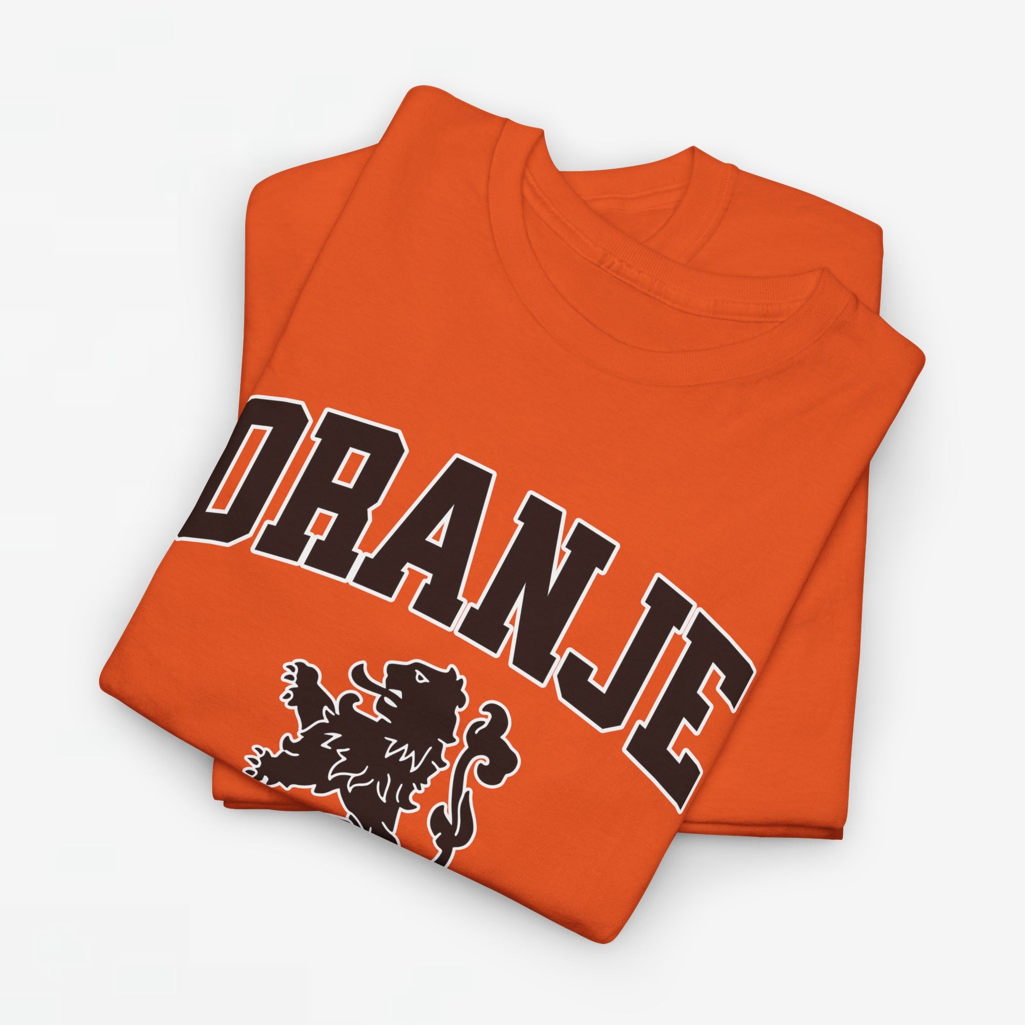 Oranje T-shirt voor EK, WK en Koningsdag - Personaliseer met Naam & Rugnummer - ORANJE met Leeuw (zwarte tekst)