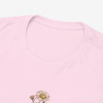 Roze T-shirt close-up: ronde hals en bovenkant van bloemprint