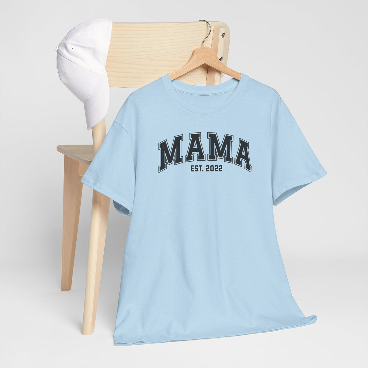 Lichtblauwe t-shirt met “MAMA” en “EST. 2022” op de borst