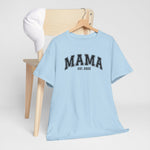 Lichtblauwe t-shirt met “MAMA” en “EST. 2022” op de borst