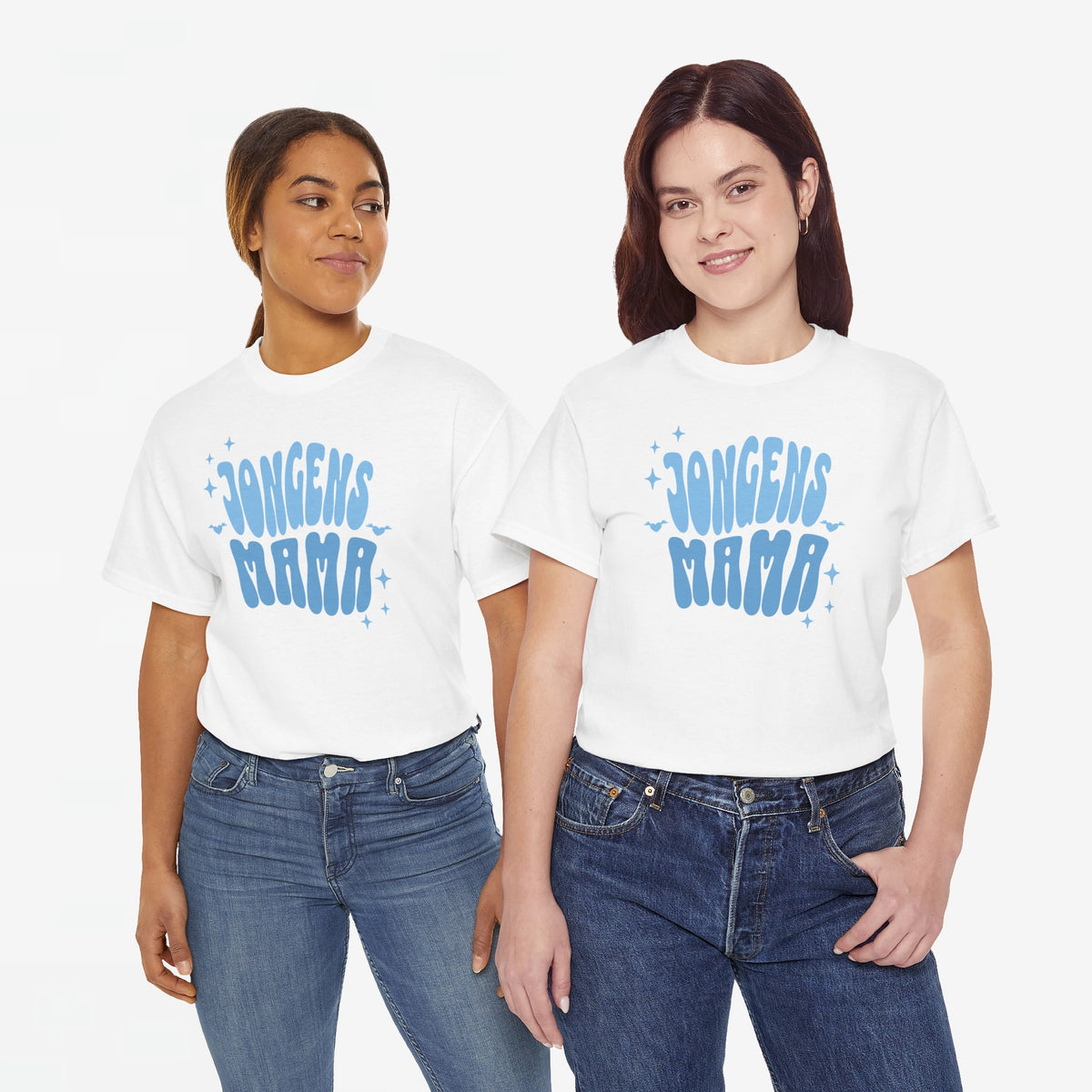 Witte oversized T-shirt met blauw opschrift “JONGENS MAMA”, ronde hals en korte mouwen