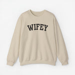 Sweatshirt met tekst WIFEY, zandkleurig, lange mouwen en ronde hals.