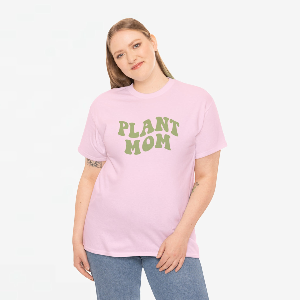 Roze T-shirt met groene “PLANT MOM” print, gedragen met donkere jeans