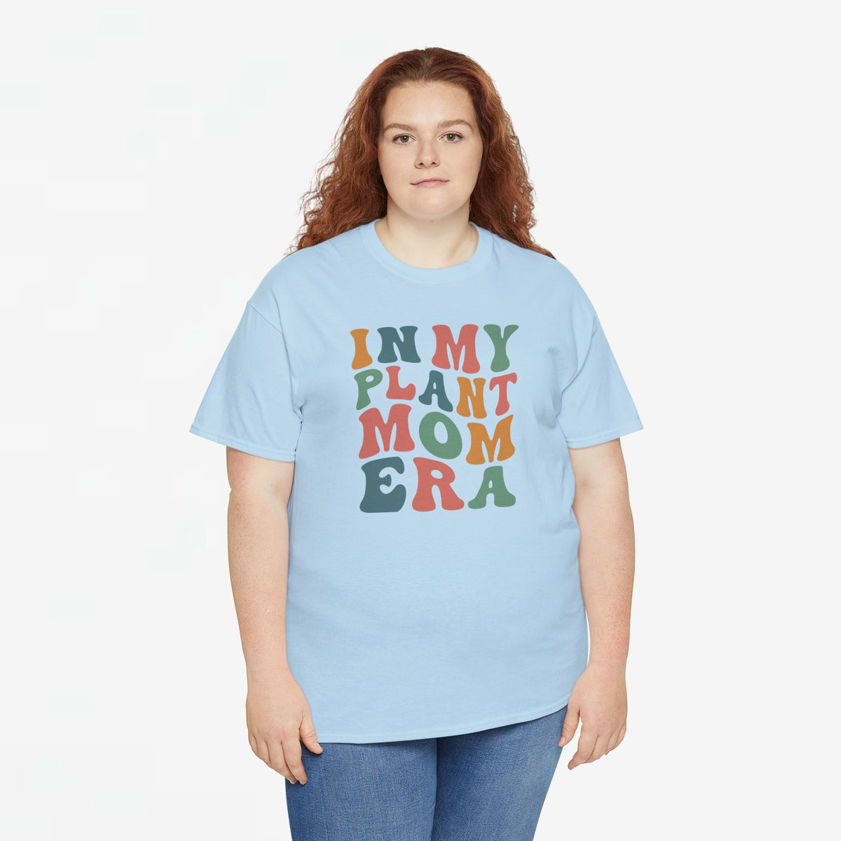 Lichtblauw oversized T-shirt met ronde hals en grote kleurenprint “IN MY PLANT MOM ERA”.